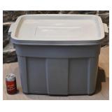 Bac de rangement Rubbermaid, avec couvercle