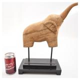 *Éléphant en bois sculpté, sur base