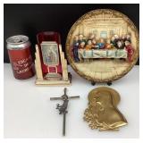 Lot d'articles religieux, dont plaque de la vierge