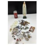 Lot d'articles religieux, dont médailles et