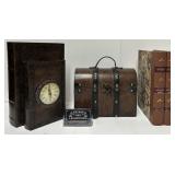 3 coffres en bois, en forme de livres et de
