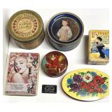 Boîtes en métal, dont By apointment et Blue Bird