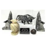 Sculptures en marbre, dont grand taureau en