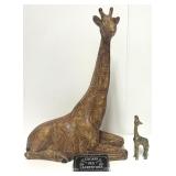 2 girafes, une en laiton et une grande en