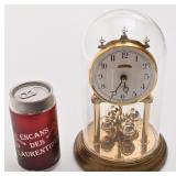 Horloge sous globe en verre