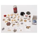 Lot de broches, dont nacrée, Coro,