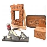 4 pièces en bois sculpté / gravé, dont miroir