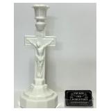 Ancien crucifix en milk glass, hauteur : 12.5''