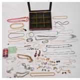 Coffre vitré avec bijoux, dont argent 925,