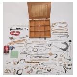 Coffre compartimenté avec bijoux, dont argent 925,