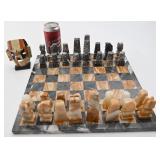 Jeu d'échecs, en marbre, et masque