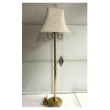*Lampe sur pied, lourde, en laiton, fonctionnelle
