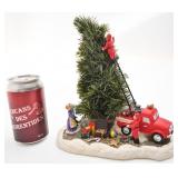 Sapin de Noël avec pompiers et lumière,