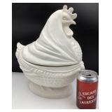 Grand pot couvert en forme de poule sur un nid,