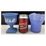 Vase Avon, style Wedgwood, et vase en verre