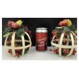 2 orbes métalliques avec fruits givrés