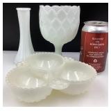 3 pièces en milk glass, dont plat Hobnail à