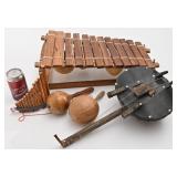 Lot d'instruments de musique, dont balafon