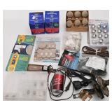 Lot de quincaillerie, dont poignées et ampoules
