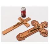 2 crucifix, en bois et en métal, dont ajouré