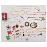 Lot d'anciens bijoux, dont nacré et Coro