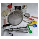 8 objets de cuisine, vintage, dont moutardiers,