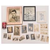 Anciennes photos et cadres, dont Frank Sinatra,