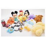Lot de peluches, avec voitures et jouets