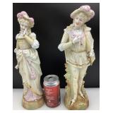 *Paire de figurines en porcelaine, jouvenceau et