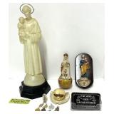 Lot religieux, dont 2 bénitiers et custode