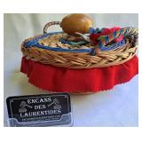 Panier à couture type nid de poule et son contenu