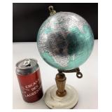 Petit globe terrestre, sur base en pierre