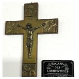 Rare crucifix en bois en en laiton, avec