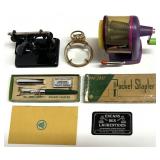 Anciens accessoires de bureau, dont loupe en