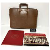 Attaché-case vintage, en cuir, et 2 livres