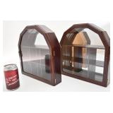 2 présentoirs vitrés, en bois, avec fonds en