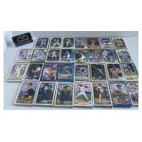 Environ 600 cartes de baseball