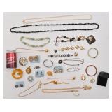 Lot d'anciens bijoux, dont Avon, Continental,