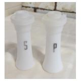 Adorable! Tupperware salt and pepper shakers 4 in