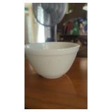 Vintage Pyrex 6' bowl