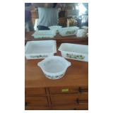 Vintage Pyrex three pieces crazy. Daisy no lid