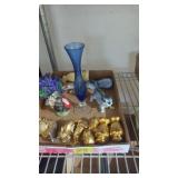 Tray lot of vintage shelf sitters