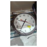 Seth Thomas electric wall clock like new 14-in