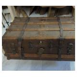 Steamer trunk no shipping. Full of linens!