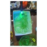 Green depression, glass uranium content