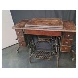 1924 Antique Singer Sewing Machine w/Desk