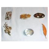 Vintage costume jewellery brooches.