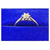Ladies 10k gold ring w/ diamond flower cluster.