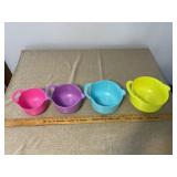 Nesting mixing bowl set