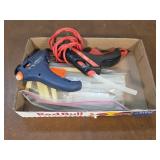 Glue gun and glue sticks